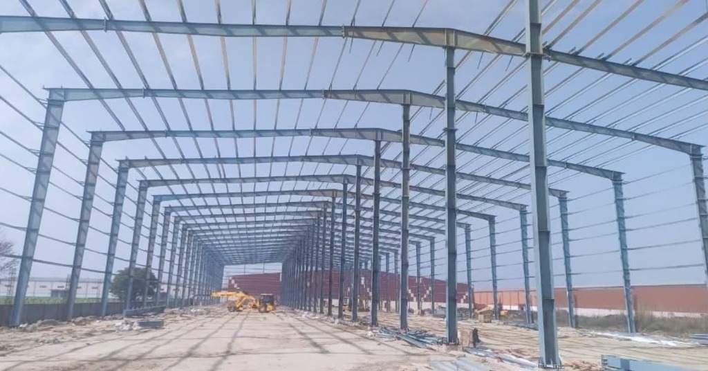 Large industrial pre-engineered building steel structure framing by Roofopolis