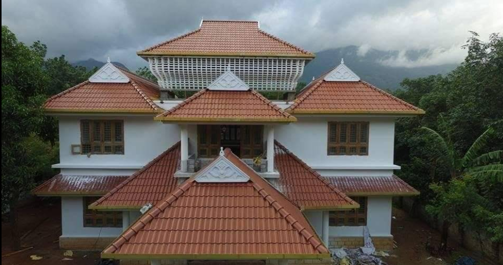 Kerala heritage home with terracotta tiles by Roofopolis